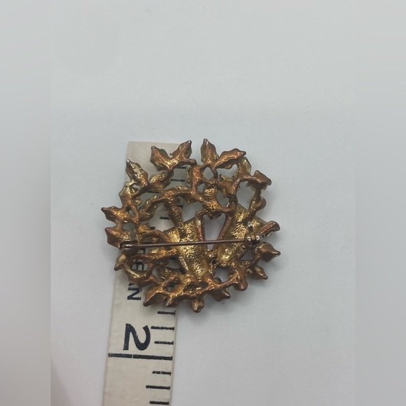 Vtg Gold Gold Tone Metal & Enamel Christmas Wreath Brooch 1.6” - Picture 5 of 5